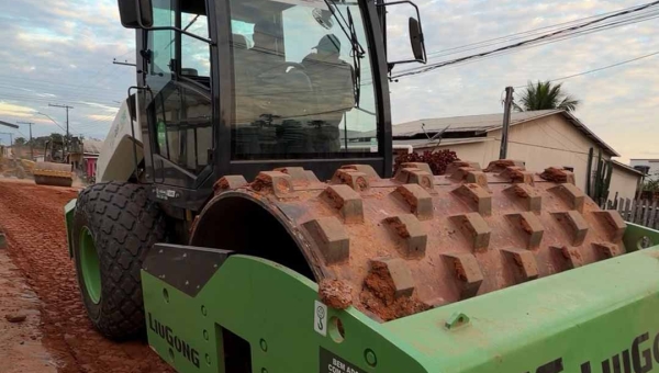 Justiça barra governo e mantém rolo compactador com Prefeitura de Feijó até dezembro de 2026
