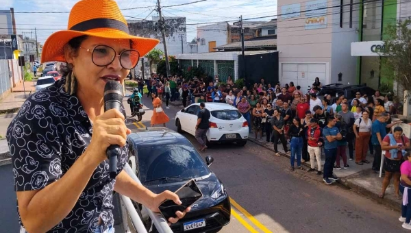 Servidores da Educação protestam em frente à Câmara de Rio Branco cobrando valorização: “Recurso está sendo mal administrado”