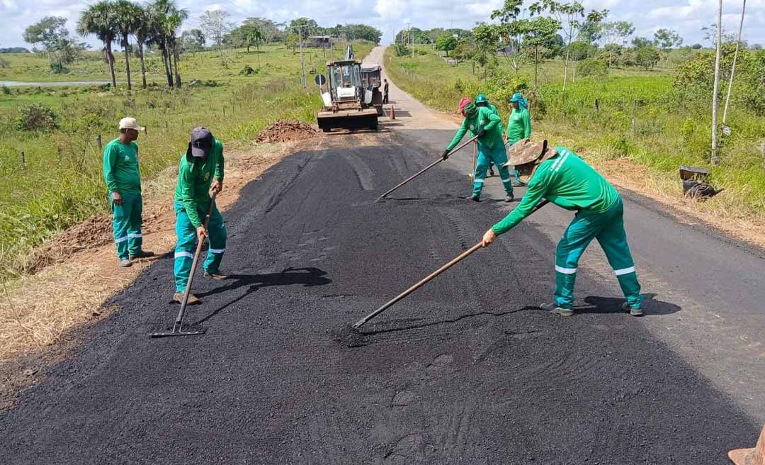 Equipes do Deracre intensificam operação tapa-buraco na AC-90, em Rio Branco 
