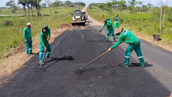 Equipes do Deracre intensificam operação tapa-buraco na AC-90, em Rio Branco 