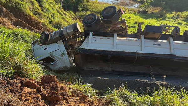Carreta bitrem tomba na BR-364 após motorista tentar desviar de buracos; condutor passa bem