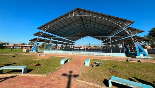 Prefeitura de Rio Branco leva mais arborização e qualidade de vida à Praça do Aroeira com plantio de 150 mudas