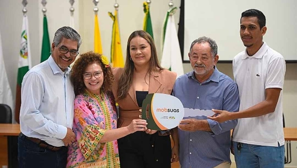 Por meio de uma articulação de Edvaldo e Perpétua, Ministério do Desenvolvimento e Assistência Social entrega caminhonetes a cinco cidades do Acre