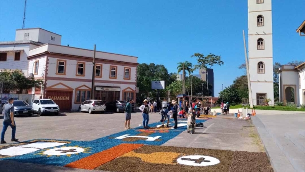 Fé e trabalho voluntário mantêm viva tradição dos tapetes de Corpus Christi em Rio Branco: "Demonstração da presença de Cristo entre nós”